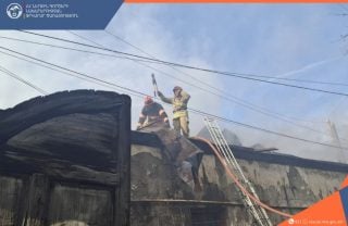 Գյումրու Տերյան փողոցի տներից մեկի տանիքում հրդեհ է բռնկվել