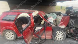 «Dodge»-ը բախվել է Երևանյան լճի հարևանությամբ գտնվող «Երեքնուկ» կամրջի բետոնե հենասյանը. 5 վիրավորներից 2-ը երեխաներ են