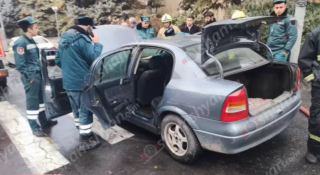 Արագածոտնի մարզպետարանի մոտ կայանված «Opel»-ում հրդեհ է բռնկվել