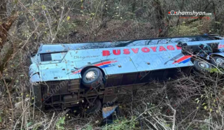 Հաղարծին վանական համալիր տանող ճանապարհին ուսանողներին տեղափոխող ավտոբուսը կիսակողարջված հայտնվել է անտառում․ կան վիրավորներ