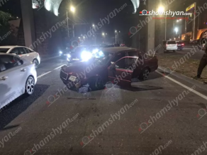 Երևանում «Mercedes»-ը բախվել է բազալտե եզրաքարերին, հայտնվել երթևեկելի գոտում