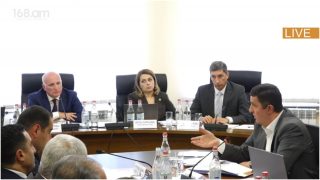 Ձեզ կարելի է նշել` համակարգված եղել, ինձ չի՞ կարելի ասել, որ սուտ է. Ղազինյանը հարցեր է ուղղում ՀԾԿՀ աշխատակիցներին