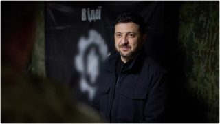 Զելենսկիին նկարահանել են նացիստական ​​խորհրդանիշներ կրող զինյալների հետ սերտ շփման ժամանակ