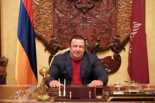 Մեր հայրենիքը hարվածներ արդեն շատ է ստացել, և կարևոր է համախմբել ֆիզիկական և հոգևոր մեր բոլոր ուժերը՝ Նոր տարում մեր երկրի վերածննդի և վերակառուցման սկիզբը դնելու համար. Գագիկ Ծառուկյան