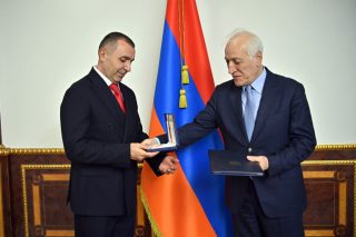 Վահագն Խաչատուրյանը Ֆուտզալի ազգային հավաքականի գլխավոր մարզչին պարգևատրել է Մովսես Խորենացու մեդալով