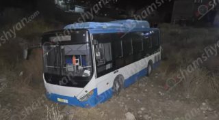 Արտակարգ դեպք՝ Երևանում. Նուբարաշենում թիվ 97 երթուղու ավտոբուսը հետընթաց հայտնվել է ձորում