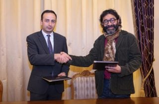 Ըստ երևույթին դա կենթադրի նաև, որ թատրոնի փոխտնօրենը ֆինանսների նախարարության աշխատակիցների մեջ կզարգացնի դռատյացություն՝ հատկապես եկեղեցիների դռների հանդեպ. Հակոբ Բադալյան