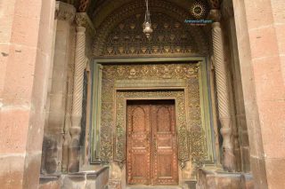 Երկոտանի անասունների կճղակների հարվածներն իր վրա ընդունած Մայր Տաճարի դուռը բացառիկ պատմամշակութային արժեք է. Վահե Բեգոյան