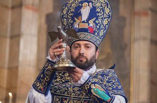 Համախմբվե՛նք համազգային գաղափարների շուրջ, հեռու վանենք մեզանից անհուսությունն ու անտարբերությունը. Գուգարաց թեմի առաջնորդ Գերաշնորհ Տեր Հովնան Եպիսկոպոս Հակոբյանի ուղերձը՝ Սուրբ ծննդյան տոնին ընդառաջ