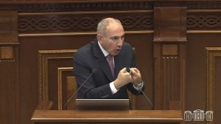 Թոշակառուին ինչո՞ւ տանք էդ 10 հազար դրամը, որ չիմանա՞ ինչպես փողն արդյունավետ ծախսի. գնա դեղատուն, սխալ դեղ գնի՞. Փաշինյան