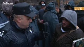 Այս եկեղեցին պատմության մեջ նման բան չի տեսել, մտածեք՝ ինչ եք անում. Քաղաքացին՝ եկեղեցու մուտքը սահմանափակող ոստիկանին