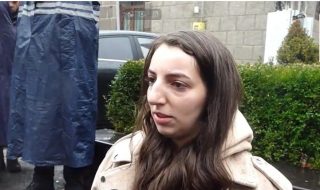 Վեհափառի անունը բացականչող աղջկան դուրս հանեցին եկեղեցուց