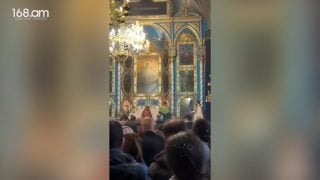 Փաշինյանի կեղծ պատարագին քաղաքացին հնչեցնում է Վեհափառի, Միքայել սրբազանի անունները