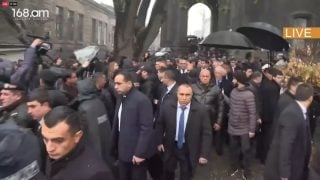 Փաշինյանը՝ շրջապատված մի քանի տասնյակ թիկնապահներով ու ոստիկաններով, հեռացավ Յոթ Վերքից