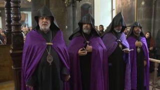 Նիկոլ Փաշինյանի շոուի հովանավորներ Նավասարդ և Գևորգ սրբազանները հսկում են, որ ամեն ինչ հարթ անցնի