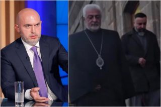 Ահա դավաճաններից այն երկուսը, ում հետ կիսածս հացը հարամ է, խմածս ջուրը՝ պղտոր, հոգեւոր զրույցը՝ փուչ. Արմեն Աշոտյան