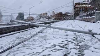 Մաշտոցի պողոտայի թունելի մոտ երկաթե երկու էլեկտրասյուներ հիմքից պոկվել ու տապալվել են՝ փակելով ճանապարհը