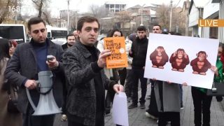 ԵՄ գրասենյակին նվիրում ենք «Թքած ունենալու նուրբ արվեստը» գիրքը. Արմեն Հարությունյան