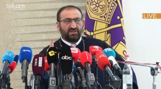 Կաթողիկոսի՝ երեխա ունենալու մասին հարցը գռեհիկ հարց է. հաջորդ անգամ ես էլ հարց կտամ, որը դուր չի գա. Արշակ սրբազան