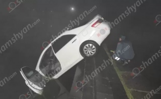 Մառախուղի պատճառով Հաղթանակի զբոսայգում «Toyota Camry»-ն հայտնվել է արհեստական լճակում