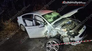 Նուբարաշենում «BMW»-ն դուրս է եկել երթևեկելի գոտուց, բախվել բետոնե հենապատին ու բետոնե էլեկտրասյանը