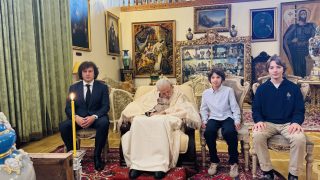 Նկարներից արդեն իսկ պարզ է Վրաց պետության վերաբերմունքը սեփական Եկեղեցու և նրա Գլխի նկատմամբ. Միքայել Մալխասյան