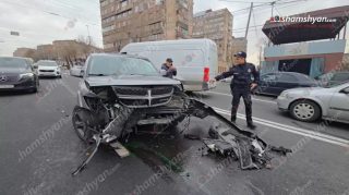 Երևանի Ռուբինյանց փողոցում բախվել են «Tesla»-ն ու «Dodge»-ը