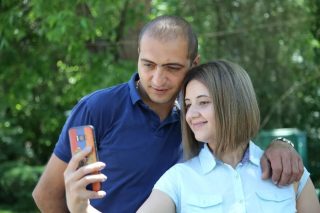 Էմմա Պալյանը հայտարարագրում նշել է, թե ամուսինը չի աշխատում, մինչդեռ ՊԵԿ շտեմարանի համաձայն՝ նա մինչև օրս «Հայանտառ»-ում անտառապետ է. «Ժողովուրդ»