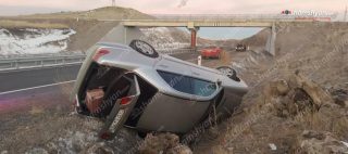 Շիրակում «Mercedes»-ը դուրս է եկել երթևեկելի գոտուց, բախվել քարերին ու հողաթմբին և կողաշրջվել. կա տուժած