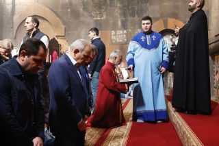 Փաշինյանը հրամայել է իր գեստապոյին ներխուժել Սուրբ Էջմիածնի սրբազան տարածք. Հարութ Սասունյան