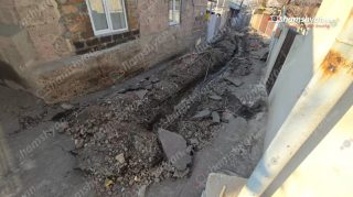 Գրեթե 10 օր է Ավան Խուդյակով 3-րդ նրբանցքում 10-ից ավելի տան տերեր չեն կարողանում ներս ու դուրս անել․ խմելու ջուրն էլ կորում է