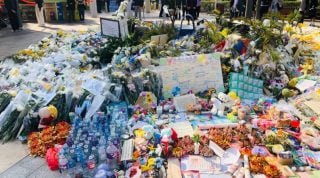 Հոնկոնգի բնակիչները ծաղիկներ են բերում այրված համալիրի մոտ