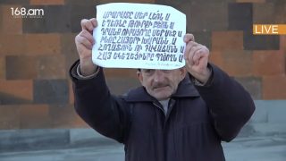 Քաղաքացիները Մայր Աթոռ են եկել իրենց պատրաստած պաստառներով՝ ի աջակցություն Մայր Աթոռի