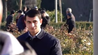 Երիտասարդը զբաղված է կազմակերպչական աշխատանքներով․ դիմավորում է ՔՊ-ի բերած անձանց ու տեղավորում