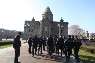 Հարյուրավոր ոստիկաններ՝ Մայր Աթոռ Սուրբ Էջմիածնում (թարմացվող)