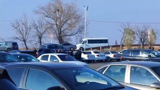 Քաղաքացիական ավտոմեքենաներով մեծաթիվ ոստիկաններ՝ Էջմիածնի «Նոր Դվին» ռեստորանի կայանատեղիում