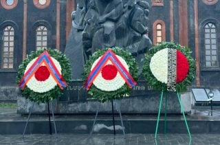 Ռոբերտ Քոչարյանի անունից ծաղկեպսակ է դրվել Սպիտակի երկրաշարժի զnhերին նվիրված հուշարձանին