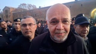 Իսկ Դուք կարգի մե՞ջ եք, ո՞վ է վկայում, որ կարգի մեջ եք. Վեհափառին ինչո՞ւ չեք հարգում. կարգալույծ ստախոսը շփոթվեց