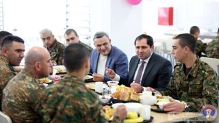 Սուրեն Պապիկյանն ուսումնական զորամասում մասնակցել է նորակառույց ճաշարանի բացման արարողությանը