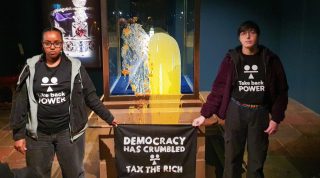 Ակտիվիստները վնասել են Բրիտանական կայսրության թագի ցուցափեղկը