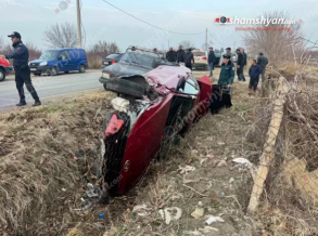 Արարատում բախվել են «ԳԱԶ 3108»-ը և «Hyundai Elantra»-ն․ վերջինը կողաշրջված հայտնվել է փոսում