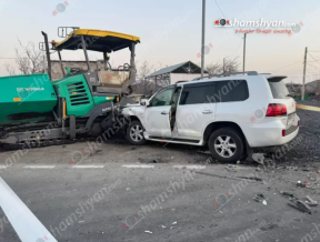 Արագածոտնում բախվել են «Mercedes»-ը և «Lexus LX 570»-ը, այնուհետև վերջինը բախվել է ասֆալտապատման աշխատանքների համար նախատեսված տեխնիկային․ կա տուժած