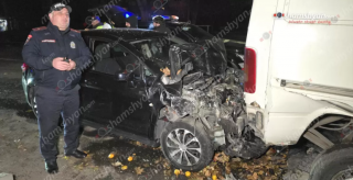 Երևանում ոչ սթափ, առանց վարորդական վկայանի 28-ամյա տղամարդը «Nissan»-ով բախվել է կայանված «Ford Transit»-ին, վերջինն էլ բախվել է «BYD»-ին, որն էլ՝ «BMW»-ին