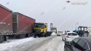 Շղթայական ավտովթար` Արագածոտնի մարզում. բախվել են Թուրքիայի քաղաքացու վարած կցորդիչով բեռնատարը, ավտոքարշակը և ձնամաքրման աշխատանքներ կատարող տրակտորը