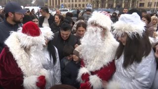 «Գագիկ Ծառուկյան» բարեգործական հիմնադրամի աշխատակազմն առատ նվերներով այցելել է Գյումրի՝ հարյուրավոր փոքրիկների համար իրականություն դարձնելու Նոր տարվա հրաշքը