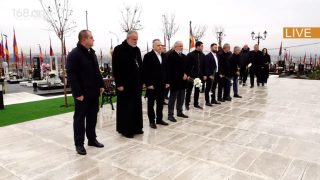 Սամվել Շահրամանյանի գլխավորությամբ՝ արցախցի գործիչները Սահմանադրության օրն այցելել են Եռաբլուր