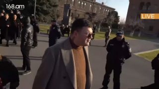 Փաշինյանի պատգամավորի օգնական շրջիկ դպիրը նույնպես Մայր Աթոռում է, բայց խոսել չցանկացավ