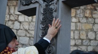 Ամենայն հայոց կաթողիկոսը Մարսելում կրկնակի խաչքար է օծել՝ Հայկական Կյանքի Խաչով և Լատինական խաչով