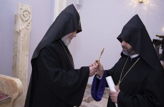 Արմավիրի առաջնորդանիստ Նարեկացի եկեղեցում Սիոն արքեպիսկոպոսը կրկին զեղչել է Վեհափառի անունը, ինչին հակառակ՝ մեր դպիր և սարկավագ եղբայրները հնչեցրել են. Նարեկ Ղևոնդյան