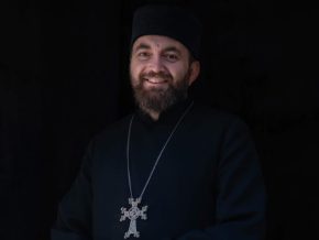Դեմ եմ եւ խստօրէն դատապարտում եմ Եկեղեցին ու մեր հաւատացեալ ժողովրդին պառակտելու այս կործանարար գործընթացին. Տեր Ավետիք